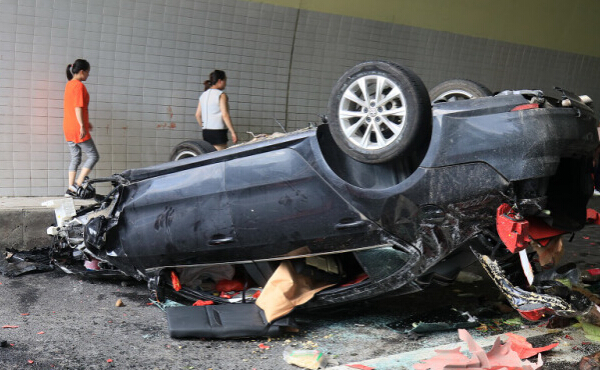 La fatiga del conductor al conducir hizo que el automóvil golpeara la pared del túnel.