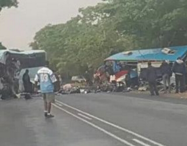 El minibús de Zimbabue chocó y mató a varias personas
