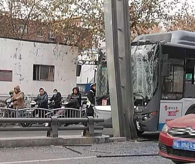 Un autobús en Zhengzhou golpeó un marco elevado e hirió a 13 pasajeros