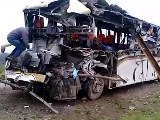 Un camión en Bolivia chocó con un autobús de larga distancia
